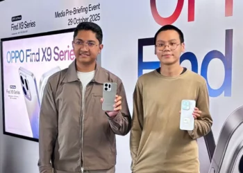 Dua pria memegang ponsel OPPO Find X9 Series (warna hijau dan putih) saat Media Pre-Briefing Event di Jakarta.