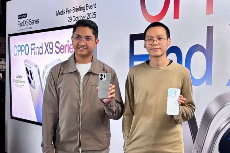 Dua pria memegang ponsel OPPO Find X9 Series (warna hijau dan putih) saat Media Pre-Briefing Event di Jakarta.