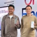 Dua pria memegang ponsel OPPO Find X9 Series (warna hijau dan putih) saat Media Pre-Briefing Event di Jakarta.