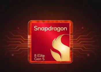 Logo resmi chipset Qualcomm Snapdragon 8 Elite Gen 5 berwarna merah menyala, dikelilingi oleh sirkuit digital yang bersinar, melambangkan kekuatan pemrosesan.