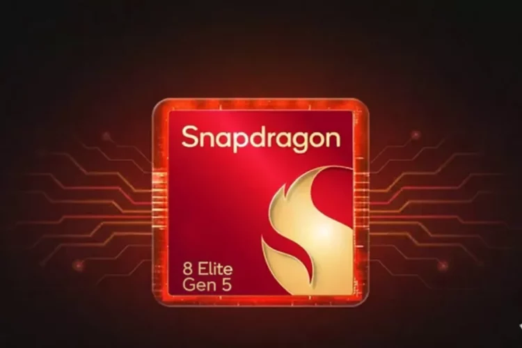 Logo resmi chipset Qualcomm Snapdragon 8 Elite Gen 5 berwarna merah menyala, dikelilingi oleh sirkuit digital yang bersinar, melambangkan kekuatan pemrosesan.