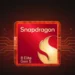 Logo resmi chipset Qualcomm Snapdragon 8 Elite Gen 5 berwarna merah menyala, dikelilingi oleh sirkuit digital yang bersinar, melambangkan kekuatan pemrosesan.