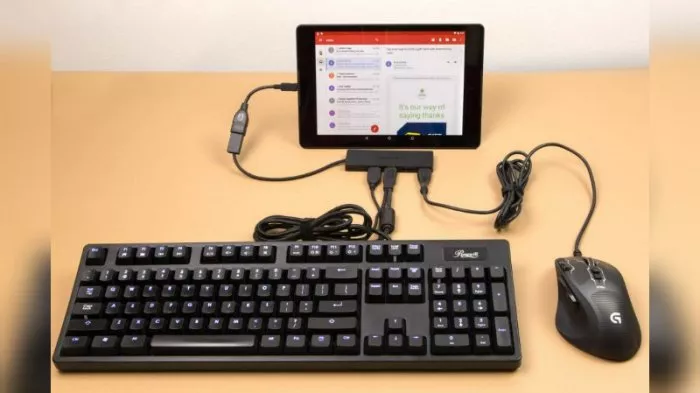 Tampilan antarmuka mode desktop di layar monitor yang diproyeksikan dari HP Xiaomi, menunjukkan taskbar dan multi-window.