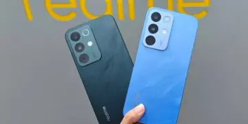 Close-up modul kamera belakang salah satu smartphone Realme C85 atau C85 Pro, mengindikasikan perbedaan spesifikasi lensa.