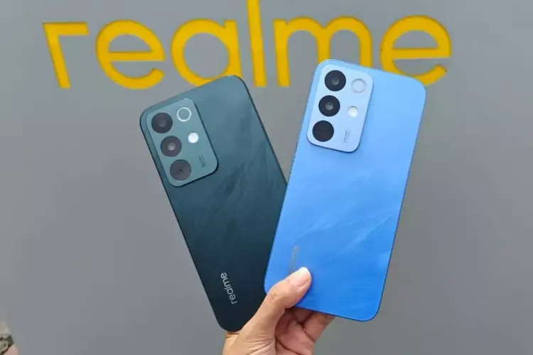Close-up modul kamera belakang salah satu smartphone Realme C85 atau C85 Pro, mengindikasikan perbedaan spesifikasi lensa.