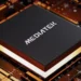 Ilustrasi chip prosesor MediaTek dengan logo berwarna putih di atas sirkuit digital berwarna oranye dan emas yang bersinar, melambangkan teknologi dan kecepatan.
