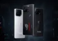Tiga unit smartphone gaming ROG Phone 10 Pro, satu berwarna putih dan dua berwarna hitam, ditampilkan dari sisi belakang.