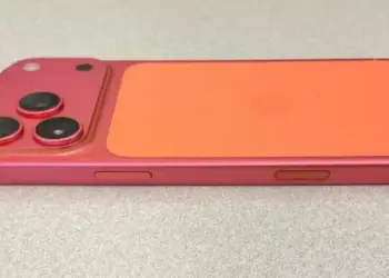 Tampilan close-up modul kamera belakang tiga lensa pada smartphone Apple iPhone 17.