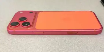 Tampilan close-up modul kamera belakang tiga lensa pada smartphone Apple iPhone 17.