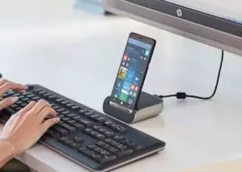 Ponsel Xiaomi berdampingan dengan logo Google, mengilustrasikan kolaborasi teknologi.