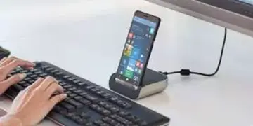 Ponsel Xiaomi berdampingan dengan logo Google, mengilustrasikan kolaborasi teknologi.