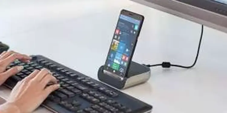 Ponsel Xiaomi berdampingan dengan logo Google, mengilustrasikan kolaborasi teknologi.