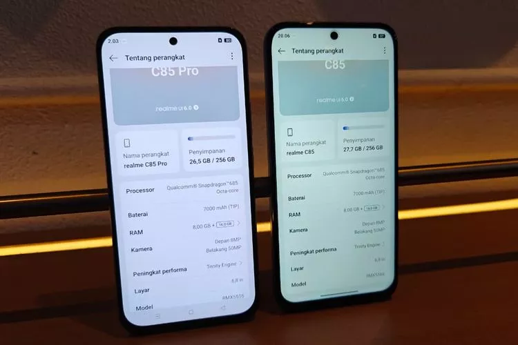 Tampilan smartphone Realme C85 atau C85 Pro dari sudut yang menonjolkan tekstur bodi dan tampilan layar.