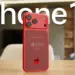 Render konsep desain iPhone 18 terbaru berwarna merah yang menampilkan logo Apple dan tulisan A20 Pro di bagian belakang, mengindikasikan penggunaan chipset 2nm.