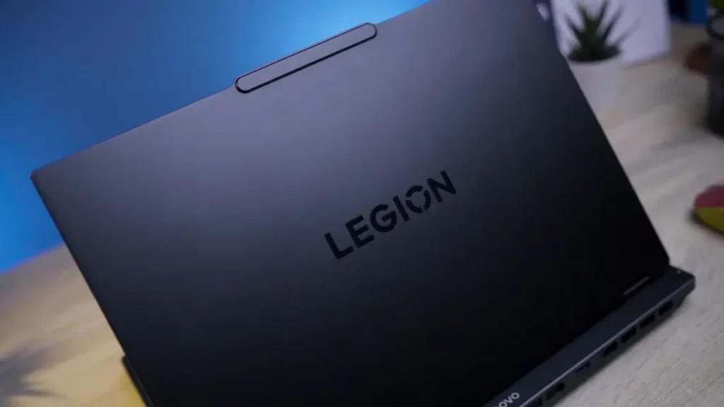 Close-up logo LEGION pada bodi premium Lenovo Legion 5i 15IRX10 berwarna Eclipse Black.
