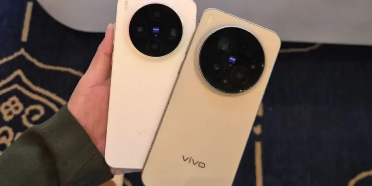 Tampilan desain belakang vivo X300 Series varian Aurora Pink dan Dune Brown yang menampilkan modul kamera bulat besar dengan branding ZEISS, mempertegas statusnya sebagai smartphone Camera King 200MP.