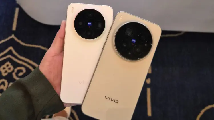 Tampilan desain belakang vivo X300 Series varian Aurora Pink dan Dune Brown yang menampilkan modul kamera bulat besar dengan branding ZEISS, mempertegas statusnya sebagai smartphone Camera King 200MP.
