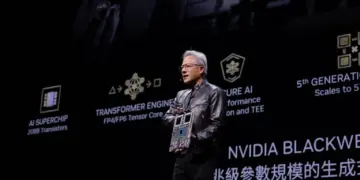 Jensen Huang, CEO NVIDIA, memegang chip AI saat presentasi NVIDIA Blackwell. Latar belakang menunjukkan slide tentang 'AI Superchip' dan 'Transformer Engine'.