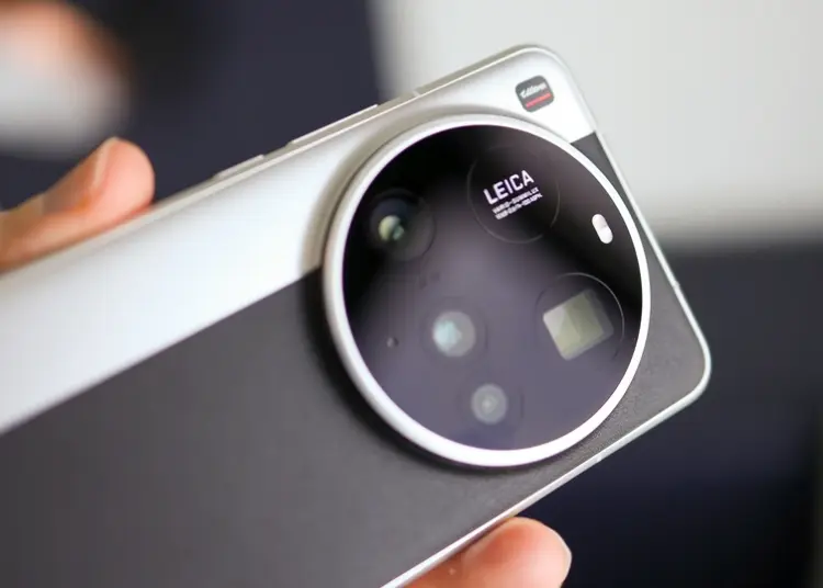 Tampilan close-up modul kamera Leica pada Xiaomi 17 Ultra yang dipastikan rilis global mendampingi varian reguler.