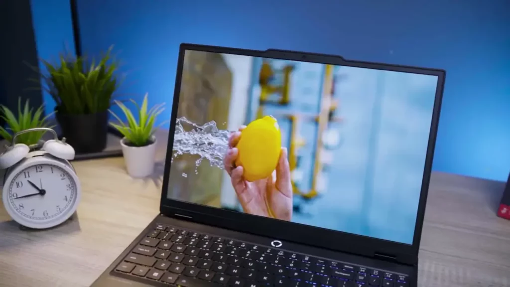 Layar OLED 165Hz Lenovo Legion 5i 15IRX10 menampilkan demo video dengan warna sangat cerah dan kontras pekat, membuktikan kualitasnya untuk kreator.