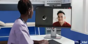 Seorang profesional medis sedang menggunakan desktop All-in-One Lenovo ThinkCentre M Series Gen 6 (M90a) yang ditenagai prosesor Intel Core Ultra vPro untuk produktivitas kantor.