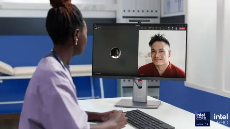 Seorang profesional medis sedang menggunakan desktop All-in-One Lenovo ThinkCentre M Series Gen 6 (M90a) yang ditenagai prosesor Intel Core Ultra vPro untuk produktivitas kantor.