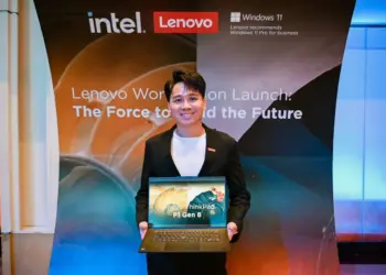 Perwakilan Lenovo memamerkan unit ThinkPad P1 Gen 8 dalam acara peluncuran Lenovo ThinkPad P Series terbaru di Indonesia, sebuah mobile workstation AI yang dirancang untuk profesional.