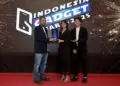 Momen penyerahan piala Gadget of the Year 2025 untuk OPPO Find X9 Pro di panggung Indonesia Gadget Award.