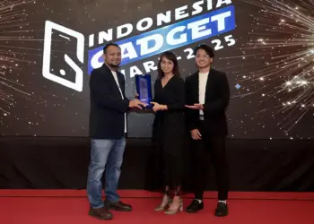 Momen penyerahan piala Gadget of the Year 2025 untuk OPPO Find X9 Pro di panggung Indonesia Gadget Award.
