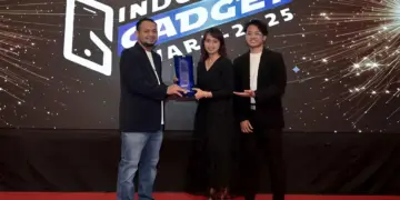 Momen penyerahan piala Gadget of the Year 2025 untuk OPPO Find X9 Pro di panggung Indonesia Gadget Award.