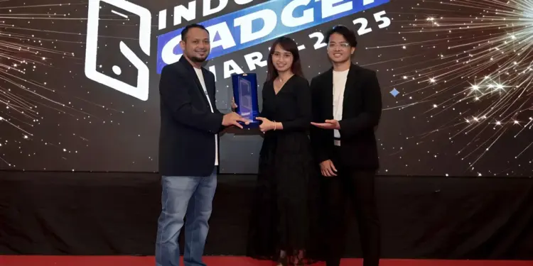 Momen penyerahan piala Gadget of the Year 2025 untuk OPPO Find X9 Pro di panggung Indonesia Gadget Award.