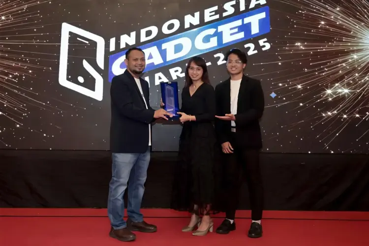 Momen penyerahan piala Gadget of the Year 2025 untuk OPPO Find X9 Pro di panggung Indonesia Gadget Award.
