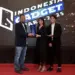 Momen penyerahan piala Gadget of the Year 2025 untuk OPPO Find X9 Pro di panggung Indonesia Gadget Award.