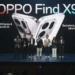 Foto panggung acara peluncuran resmi OPPO Find X9 Series di Jakarta, menampilkan jajaran eksekutif memegang smartphone terbaru dengan latar belakang layar besar.