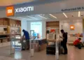 Pasar smartphone yang tumbuh terlihat dari kesibukan pengunjung yang mencoba produk di dalam gerai Authorized Mi Store Xiaomi.
