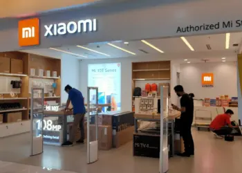 Pasar smartphone yang tumbuh terlihat dari kesibukan pengunjung yang mencoba produk di dalam gerai Authorized Mi Store Xiaomi.