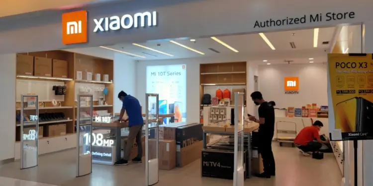 Pasar smartphone yang tumbuh terlihat dari kesibukan pengunjung yang mencoba produk di dalam gerai Authorized Mi Store Xiaomi.