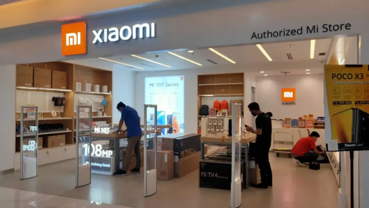 Pasar smartphone yang tumbuh terlihat dari kesibukan pengunjung yang mencoba produk di dalam gerai Authorized Mi Store Xiaomi.