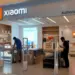 Pasar smartphone yang tumbuh terlihat dari kesibukan pengunjung yang mencoba produk di dalam gerai Authorized Mi Store Xiaomi.