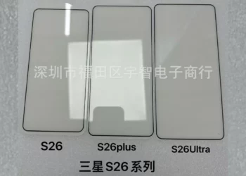 Penampakan Samsung S26, S26+, dan S26 Ultra lewat bocoran screen protector. Terlihat S26 Ultra (kanan) memiliki sudut membulat yang seragam dengan model lain, tidak lagi kotak.