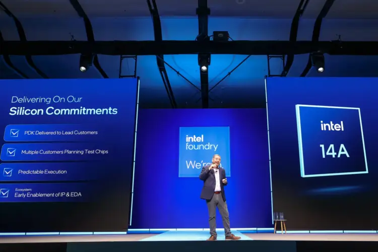 Presentasi keynote Intel Foundry yang memperkenalkan node proses Intel 14A sebagai strategi utama untuk menarik pelanggan eksternal dan ambisi menjadi raja chip dunia.