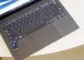 Tampilan keyboard dan touchpad premium dari salah satu rekomendasi laptop tipis terbaik 2025 yang ditenagai prosesor Intel Core Ultra 7.