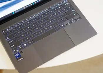 Tampilan keyboard dan touchpad premium dari salah satu rekomendasi laptop tipis terbaik 2025 yang ditenagai prosesor Intel Core Ultra 7.
