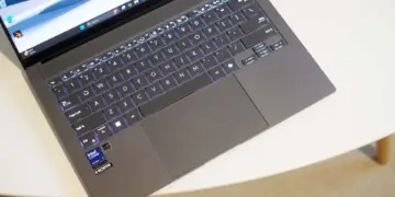 Tampilan keyboard dan touchpad premium dari salah satu rekomendasi laptop tipis terbaik 2025 yang ditenagai prosesor Intel Core Ultra 7.