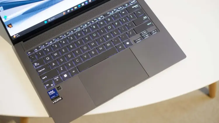 Tampilan keyboard dan touchpad premium dari salah satu rekomendasi laptop tipis terbaik 2025 yang ditenagai prosesor Intel Core Ultra 7.