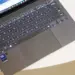 Tampilan keyboard dan touchpad premium dari salah satu rekomendasi laptop tipis terbaik 2025 yang ditenagai prosesor Intel Core Ultra 7.