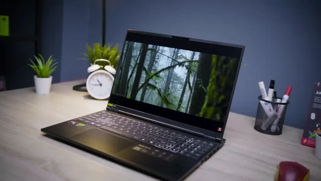 Tampilan layar Acer Nitro 16S AI yang jernih dengan resolusi WQXGA dan color gamut 100% sRGB yang sedang menampilkan video alam, memperlihatkan bezel tipis dan desain sasis modern.