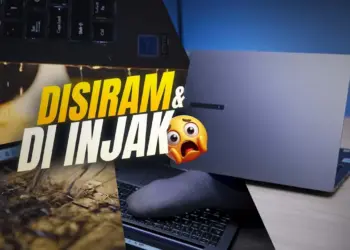 Review ASUS ExpertBook PM3 yang sedang menjalani uji ketahanan ekstrem dengan disiram air dan diinjak kaki untuk membuktikan kualitas laptop badak yang tetap menyala.