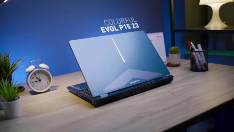 Laptop gaming Colorful Evol P15 23 di atas meja, menjadi fokus utama untuk artikel review deal terbaik 2025.