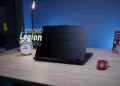 Tampilan belakang laptop gaming Lenovo Legion 5i 15IRX10 di atas meja kerja, menyorot desain premium dan logo Legion.